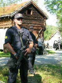 Staten vil sjøl ha kontroll med pengene til musea. Her bilde av væpna politi på Romsdalsmuseet under Sharonbesøket. Foto: Gunnar Sandvik