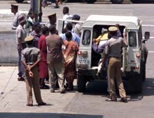 Fagforeningsmedlemmer som prøvde å demonstrere, ble fraktet bort fra sentrum i Harare. (Foto: AP)
