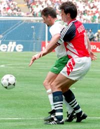 Rune Bratseth i sin siste kamp på landslaget under VM i 1994 (Foto: Scanpix/Tor Richardsen)