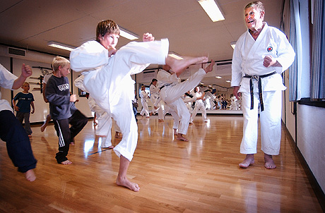 I snart 30 år har Wiberg vært instruktør ved Ås Karateklubb. (Foto: Felicia Øystå / Østlandets Blad) 