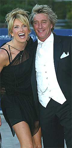 MTV vil følge Rod Stewart og Peggy Lancaster (hvis hun varer så lenge) i ny virkelighetsserie. Foto: Lionel Cironneau / AP.