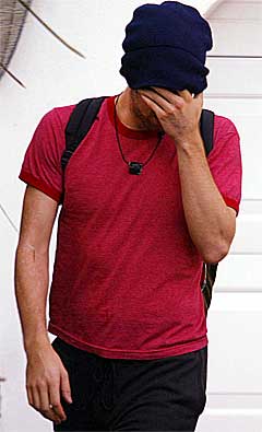 Chris Martin skjuler seg mens han forlater Byron Bay i Australia etter voldsepisoden juli i år.