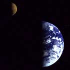 Månen går rundt Jorda på grunn av tyngdekrafta. Foto: NASA.