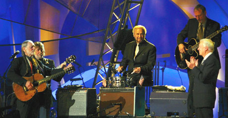 Nobels fredspriskonsert 2002. Vinneren Jimmy Carter blei henta opp på scena av Willie Nelson ( til venstre) i Oslo Spektrum. Foto: Knut Fjeldstad / SCANPIX.