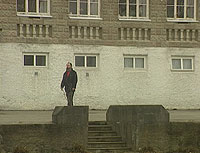 Jarl Eik foran Våk skole ved Moss. Han forteller rystende historier fra tiden her. Foto: NRK.