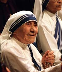 Albansk-fødte Mor Teresa fikk prisen for sitt arbeid i India i 1979. (Foto: P.Lepri, AP)