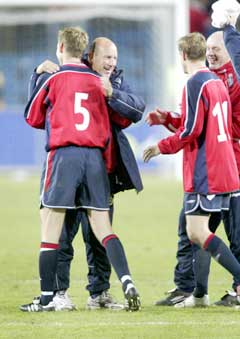 Christer Basma, Nils Johan Semb, Harald Bratbakk og Harald Aabrekk jubler etter at Norge er klar for playoff. (Foto: Tor Richardsen / SCANPIX) Christer Basma, Nils Johan Semb, Harald Bratbakk og Harald Aabrekk jubler etter at Norge er klar for playoff. (Foto: Tor Richardsen / SCANPIX)