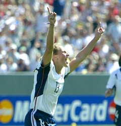 Kristine Lilly jubler etter å ha gitt USA 1-0. (Foto: AFP/Scanpix)