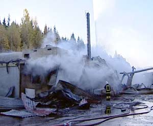 Velferdsbygget på Vensvangen sag i Stange ble totalskadet i brannen. Velferdsbygget på Vensvangen sag i Stange ble totalskadet i brannen.