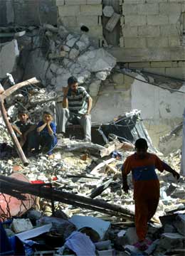 Ein familie grev etter eigedelar i huset dei budde i i Rafah i Gaza. Huset vart øydelagt i ein israelsk militæraksjon før helge. (AP-foto) Ein familie grev etter eigedelar i huset dei budde i i Rafah i Gaza. Huset vart øydelagt i ein israelsk militæraksjon før helge. (AP-foto)