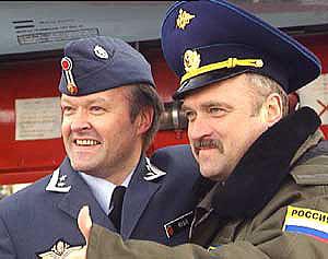 Oberstløytnant Rygg og oberst Gladun gleder seg over en vellykket ankomst. Foto: NRK. 