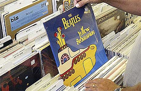 Beatlesmedlemmene håper at musikkjøpet skal fortsette over disk og hadde det vært opp til dem hadde vinylen fått regjere markedet. Foto: Damian Dovarganes / AP.