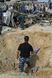 Palestinsk politimann i krateret bomben forårsaket (Scanpix/AP)