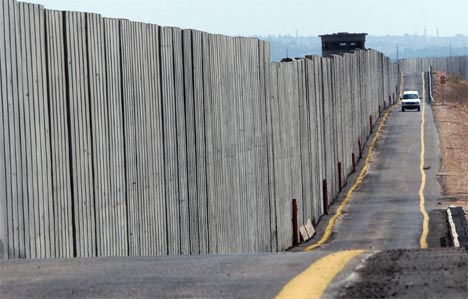 Muren ved Qalqilya på Vestbredden. (Foto: AP/Scanpix)