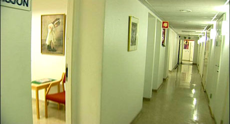 Det er lang tradisjon innen psykiatrien på bruk av nakne rom som ikke stimulerer fantasien. Det er lang tradisjon innen psykiatrien på bruk av nakne rom som ikke stimulerer fantasien.