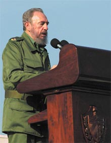 Cubas president Fidel Castro holder stand mot USAs press. (Foto: AFP/Scanpix)