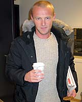 Jo Nesbø hadde en travel morgen. Her forlater han P2s Kulturbeitet. Foto: NRK 