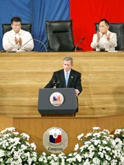 Den amerikanske presidenten George W. Bush talte i dag til nasjonalforsamlingen i Filippinene. Foto: J. Scott Applewhite, AP/Scanpix. Den amerikanske presidenten George W. Bush talte i dag til nasjonalforsamlingen i Filippinene. Foto: J. Scott Applewhite, AP/Scanpix.