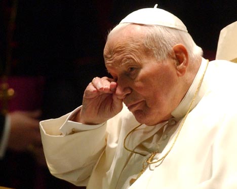 Pave Johannes Paul II fortalte i dag at han sitter i pavestolen så lenge Gud vil. Foto: Luca Bruno, AP/Scanpix. 