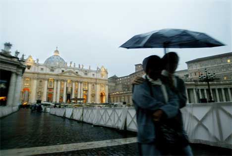 STORT OPPMØTE: 350.000 mennesker ventes til søndagens seremoni i Vatikanet der mor Teresa helliggjøres. (Foto: AFP photo/Paolo Cocco)