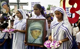HYLLET I INDIA: I Calcutta gikk skolebarn i prosesjon for å hylle mor Teresas arbeid for de fattige. (Foto: AP Photo/Bikas Das)