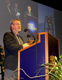 Nils Heyerdahl under takketalen i Prix Europa. 
