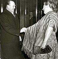 1959: Kong Olav hilses velkommen til åpningen av Den Norske Opera av Kirsten Flagstad. Scanpixarkiv 