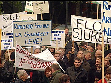 Mange ansatte, lokalpolitikere og andre hadde møtt opp i Oslo for å demonstrere mot planene om å kutte i helseregionene.