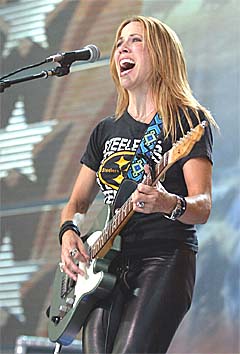 Sheryl Crow hjelper David Eriksen med låt og vokal på USA lansering. Foto:Chris Putman, AP Photo. Sheryl Crow hjelper David Eriksen med låt og vokal på USA lansering. Foto:Chris Putman, AP Photo.