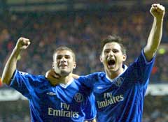 Målscorerne Adrian Mutu (t.v.) og Frank Lampard feirer Chelseas seier. (Foto: Reuters/Scanpix)