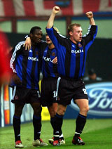 Mendoza (t.v.) gratuleres etter at Brugge vant 1-0 over Milan. (Foto: Luca Bruno/AP) Mendoza (t.v.) gratuleres etter at Brugge vant 1-0 over Milan. (Foto: Luca Bruno/AP)