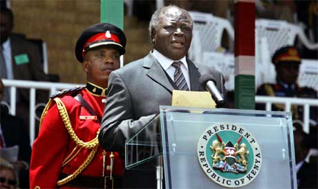 Så sent som i en tale 20.oktober, på Kenyatta-dagen, lovet Kibaki å trappe opp kampen mot korrupsjonen, som er et av Kenyas største samfunsproblemer (Scanpix/AFP) Så sent som i en tale 20.oktober, på Kenyatta-dagen, lovet Kibaki å trappe opp kampen mot korrupsjonen, som er et av Kenyas største samfunsproblemer (Scanpix/AFP)