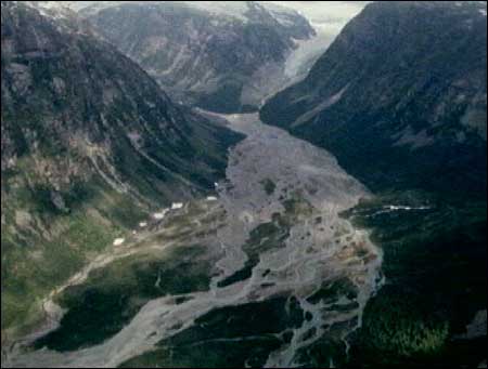 I 1979 fylte elva store deler av Jostedalen. (Foto: NRK)