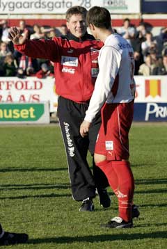 Knut Torbjørn Eggen (her sammen med Roger Helland) har brakt Fredrikstad rett gjennom første divisjon. (Foto Knut Fjeldstad / SCANPIX)