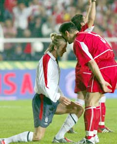 Alpay hånte David Beckham etter straffemissen i Istanbul. (Foto: AP/Scanpix) 