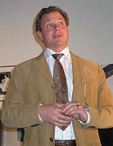 En tydelig stolt John G. Bernander gratulerte sine prisvinnere fredag formiddag. 