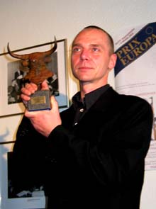 PRISVINNER: Regissør Morten Cranner med prisen i hendene. 