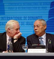 EUs utenrikskommisær Chris Patten og USAs utenriksminister Colin Powell på giverlandskonferansen for Irak. Foto: AP/Scanpix