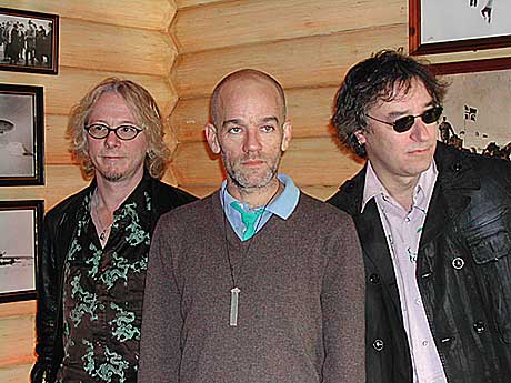 R.E.M. har hatt sine tøffe krangler i løpet av de 23 årene de har vært sammen. - Ellers ville vi ikke vært en gruppe, mener vokalist Michael Stipe (midten). Foto: Ragnhild Lund, NRK.