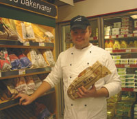 Dag Håkon Moe på Spar i Skotterud, er godt fornøyd med at nordmenn kjøper brødet av han og ikke av naboen i Sverige. 