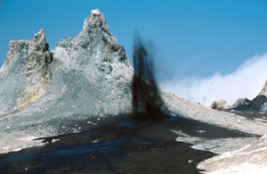 Utbrudd i vulkanen og krateret begynner å fylles opp med lava.