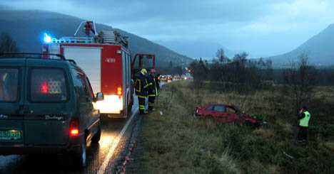 Bilen hamna i terrenget på Hareidseidet. Foto: Jan Ove Hoddevik