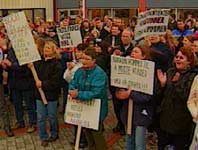 Flere hundre møtte opp for å protestere mot Sparebank 1 Midt-Norges salg til Lerøy. Foto: MidtNytt