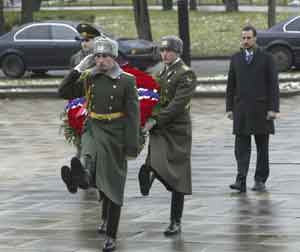 Kronprins Haakon la onsdag ned en krans ved den ukjente soldats grav i Moskva. Foto: Bjørn Sigurdsøn / SCANPIX 