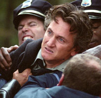  Sean Penns datter blir myrdet... (Foto: Warner Bros./Sandrew Metronome )