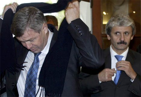 Kjell Magne Bondevik gjør seg klar til samtaler med Slovakias statsminister Mikulas Dzurinda, som retter på slipset. (Reuters/Scanpix)