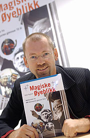 Arve Fuglum har skrive boka om Radiosporten gjennom 70 år, som NRK gir ut i desse dagar. (Foto: Heiko Junge / SCANPIX)