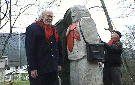 Oddvar Torsheim var sjølv på plass då statua Stig Eikaas laga av han vart avduka av m.a. Bjarne Huus i fjor haust. (Foto: Arild Nybø, NRK)