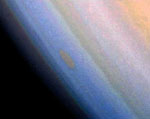 Akkurat som Jupiter har Saturn en rød flekk som er en storm i atmosfæren