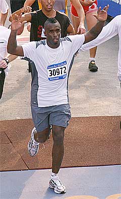 P. Diddy over mål på 11.359. plass i årets New York Maraton. Foto: Richard Drew, AP.